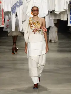 Look 9: top ombro só, saia em camadas, calça