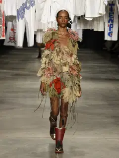 Look 14: vestido curto de aplicações florais