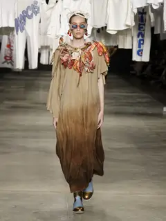 Look 15: vestido longo degradê, gola de lenços