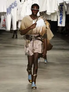 Look 16: camisa polo oversized, bermuda bufante