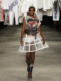 Look 17: regata estampada, saia gaiola de organza, cinto