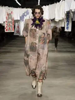 Look 18: casaco vestido longo, flor aplicada