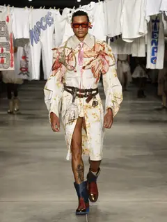 Look 19: casaco longo, camisa, bermuda, lenços