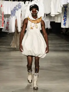 Look 20: vestido bufante, gola babado