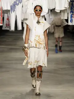 Look 23: colete, saia godê