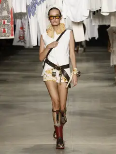Look 24: colete, shorts