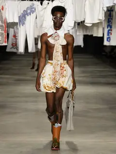 Look 25: short bolha, gravata/lenço longo, gola