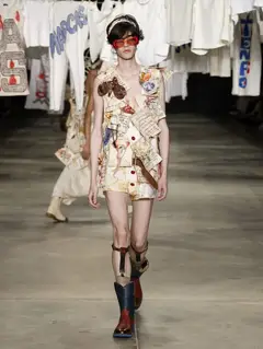 Look 27: colete, shorts