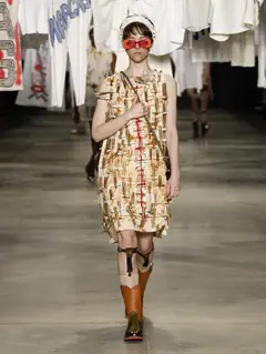 Look 28: vestido curto sem manga