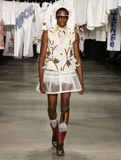 Look 29: colete, saia gaiola