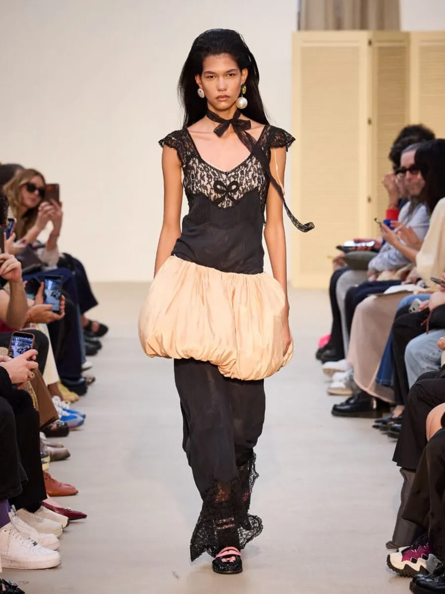 Look 35: vestido slip, saia balonê, saia longa