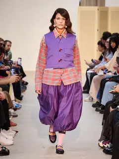 Look 1: colete, camisa, saia balão