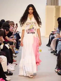 Look 7: camiseta, saia longa
