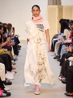 Look 8: camiseta, vestido, saia