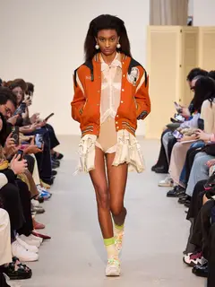 Look 9: jaqueta varsity, body, minissaia