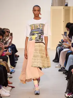 Look 10: camiseta, saia assimétrica