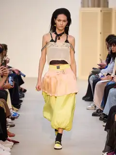 Look 11: regata sobreposta, saia, calça balão