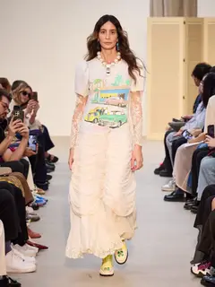 Look 13: camiseta, saia longa franzida