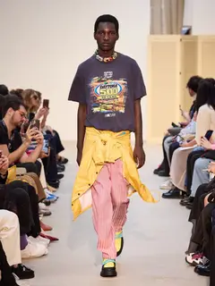 Look 14: camiseta, jaqueta amarrada, calça listrada