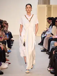 Look 15: vestido slip, camiseta