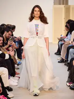 Look 16: camiseta, colete de renda, saia longa