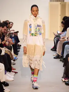 Look 17: camiseta, vestido plissado, laço