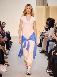 Look 19: vestido, camisa amarrada na cintura