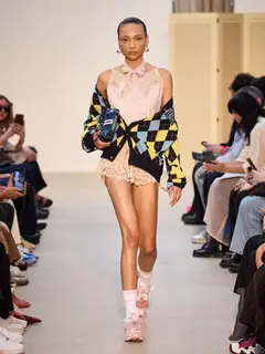 Look 20: cardigan, camisola, shorts
