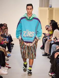 Look 22: moletom, camisa, bermuda
