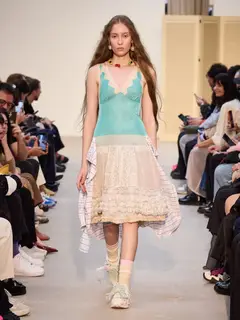 Look 23: vestido, saia, camisa xadrez amarrada