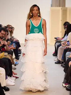 Look 25: regata, saia longa em camadas