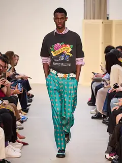 Look 26: camiseta, camisa, calça