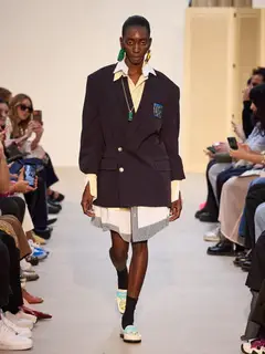 Look 28: blazer, camisa, bermuda