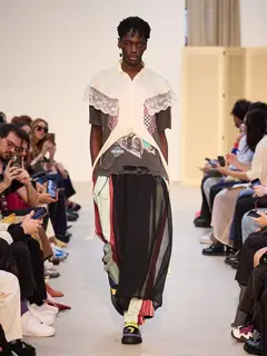 Look 29: camiseta, colete, saia longa