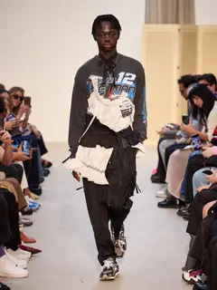 Look 30: camiseta manga longa, top, calça