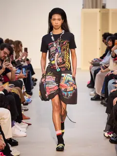 Look 31: camiseta, saia