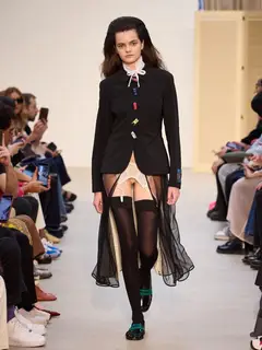 Look 32: blazer, saia transparente, lingerie