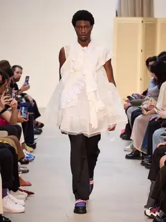 Look 33: blusa, camada babados, calça